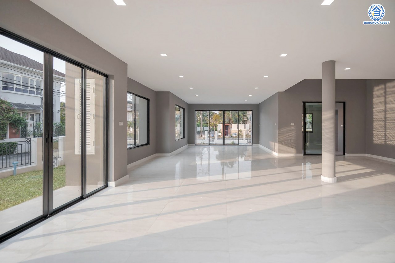 คฤหาสน์มือสองตกแต่งใหม่ โครงการ บ้านภาณุ ปิ่นเกล้า-บรมราชชนนี เนื้อที่ 142.7 ตร.ว. ฟังก์ชันจัดเต็ม 5 ห้องนอน 6 ห้องน้ำ 1 ห้องแม่บ้าน จอดรถได้ 4 คัน บนพื้นที่ใช้สอยเกือบ 451.5 ตร.ม. พร้อมพื้นที่สีเขียวสนามหญ้ากว้างขวาง ตอบโจทย์ครอบครัวใหญ่ บนทำเลศักยภาพ เชื่อมต่อทั้งถนนกาญจนาภิเษก และทางคู่ขนานลอยฟ้าบรมราชชนนี ใกล้ ม.มหิดล, สถานีขนส่งสายใต้ใหม่ และเซ็นทรัลปิ่นเกล้า